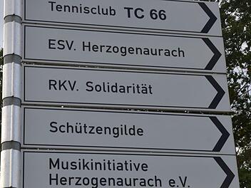Die Schildertafel weist auf das Vereinszentrum hin.