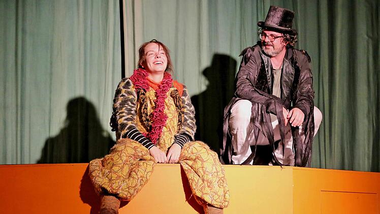 Geschafft! Die Katze Maurizia di Maura (Anna Schindlbeck) und Der Rabe  Jakob Krakel (Georg Schmiechen) freuen sich, dass sie die Welt retten  konnten. Foto: Dieter Britz