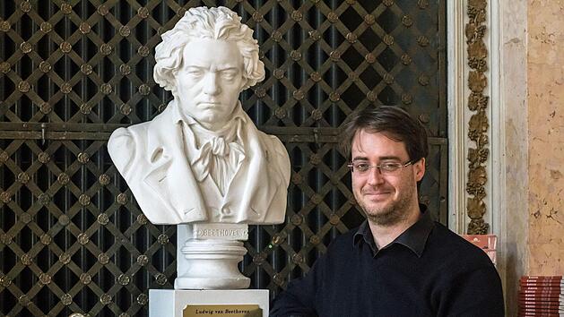 Coburgs neuer Generalmusikdirektor tritt am 1. Februar offiziell sein Amt als Nachfolger Roland Kluttigs am Landestheater an.