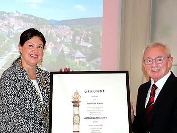 Manfred Raum wurde von seiner Nachfolgerin Angela Hofmann als „Altbürgermeister“ ausgezeichnet.