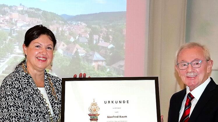 Manfred Raum wurde von seiner Nachfolgerin Angela Hofmann als „Altbürgermeister“ ausgezeichnet.