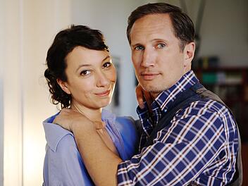 Modedesignerin Isabella Wolf (Ursula Strauss) und Kunstbesitzer Leopold von Hohensinn (Benno F&uuml;rmann) lernen sich in der ORF-Kom&ouml;die "Alles Schwindel" kennen. Am Anfang mag sie ihn nicht - doch wie man aus romantischen Kom&ouml;dien wei&szlig;, hat das nicht viel zu bedeuten.