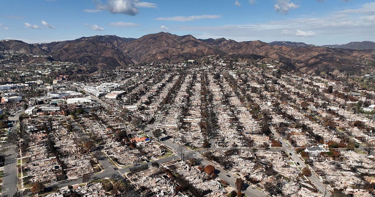 Fahnen-auf-halbmast-Erinnerung-an-Br-nde-in-Los-Angeles