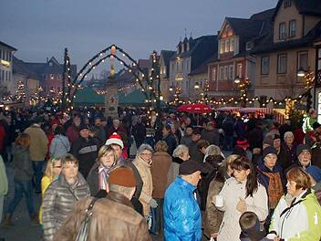 So viele Besucher wie noch nie drängten sich auf dem Marktplatz von Bad Rodach zur "Fränkischen Weihnacht". Fotos: Gabi Arnold