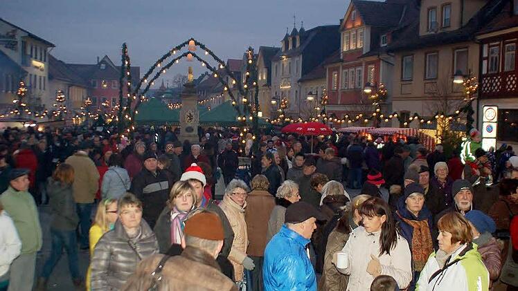 So viele Besucher wie noch nie drängten sich auf dem Marktplatz von Bad Rodach zur "Fränkischen Weihnacht". Fotos: Gabi Arnold