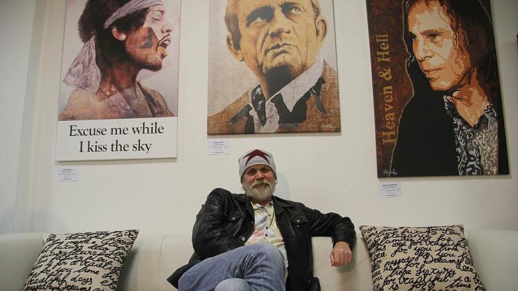 Andreas Ole Ohlendorff posiert vor seinen Bildern. Foto: Sonja Adam