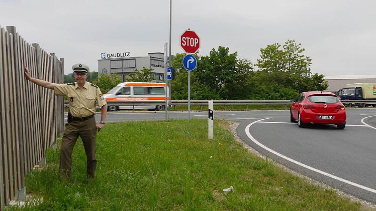 Einfach, aber effektiv: Seit der Sichtschutzzaun an der Auffahrt von der Gaudlitz-Kreuzung auf die Stadtautobahn errichtet wurde, hat sich die Zahl der Unfälle dort fast um zwei Drittel verringert. Foto: Ulrike Nauer