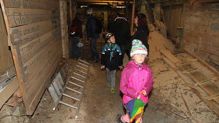 Auch dorthin, wo man eigentlich nicht hinkommt, konnte man zur Eröffnung des Frankenwaldsteiglas blicken. Foto: Sonja Adam