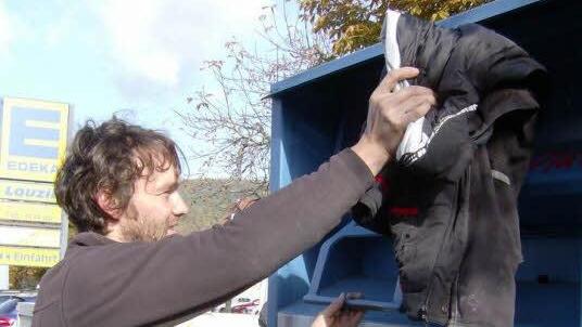 In Igensdorf wirft ein Mann einen Jacke in einen Altkleidercontainer.  Foto: Petra Malbrich