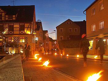 Entlang des Prozessionszugs waren 400 Lichter aus in Wachs getränkten Papierrollen aufgestellt. Foto: Thomas Weichert