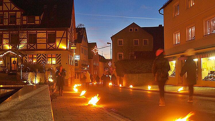 Entlang des Prozessionszugs waren 400 Lichter aus in Wachs getränkten Papierrollen aufgestellt. Foto: Thomas Weichert