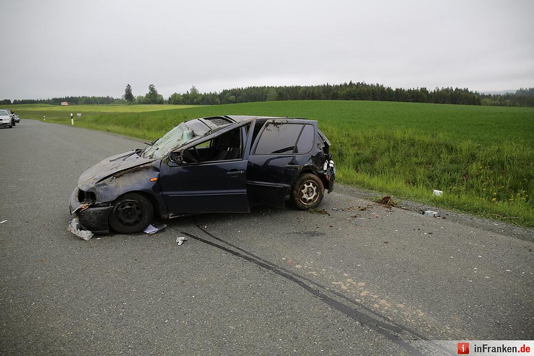 Mann aus Auto geschleudert und schwer verletzt - Pkw in der Kurve von Straße abgekommen und ueberschlagen