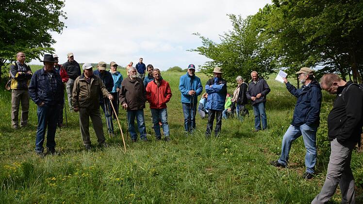 Feldgeschworenen Obmann Herbert Lutz erzählt Geschichten zu den Grenzsteinen und vom Giselakreuz am Sodenberg, das 1299 erichtet wurde, um an die unglückliche Liebe der Gisela zu erinnern. Foto: Elisabeth Assmann