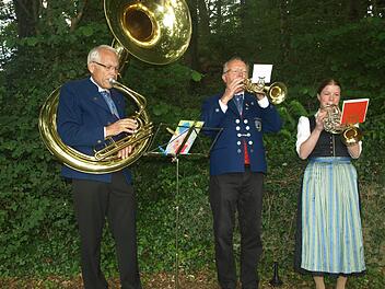 An der Grotte begleiteten (von links) Robert Beyer, Siegbert Kessler und Stefanie Faulstich das Rottershäuser Heimatlied "In einem lieblichen Tale". Foto: Stefan Geiger