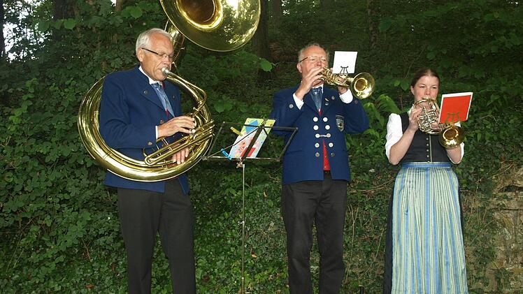 An der Grotte begleiteten (von links) Robert Beyer, Siegbert Kessler und Stefanie Faulstich das Rottershäuser Heimatlied "In einem lieblichen Tale". Foto: Stefan Geiger