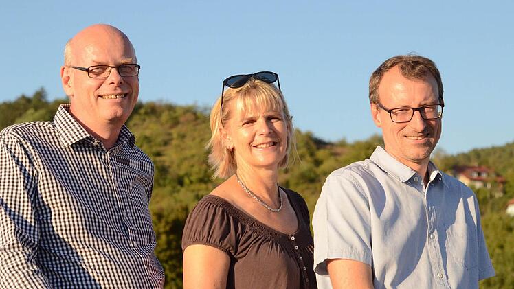 Hammelburg im Rücken wissen die TV/DJK-Abteilungsleiter (von links) Matthias Benner, Vilma Bindrum und Thomas Greinwald nicht nur auf dem Baderturm. Die Stadt steht hinter und zu ihren Volleyballern. Foto: Jürgen Schmitt