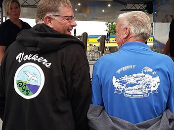 Logos vereint: Carsten Struß (links) mit Nord-Volkerser-Jacke und Martin Schneider mit Süd-Volkerser-Shirt Foto: Heike Kötzner