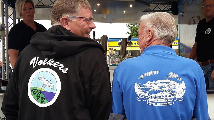 Logos vereint: Carsten Struß (links) mit Nord-Volkerser-Jacke und Martin Schneider mit Süd-Volkerser-Shirt Foto: Heike Kötzner
