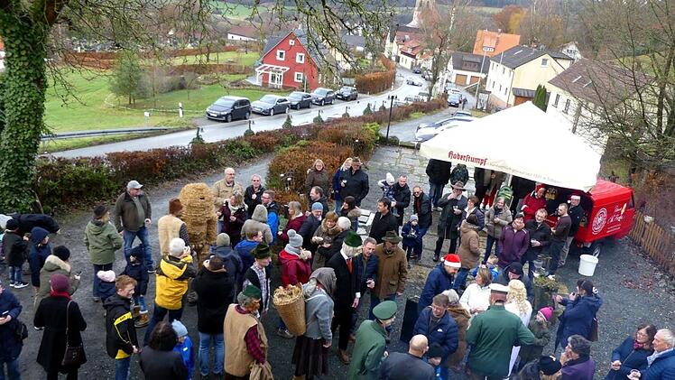 Im Biergarten der Brauerei Haberstumpf herrscht an diesem Vormittag Hochbetrieb. Kein Wunder, es gibt eigens gebrautes Stohberta-Bier.  Foto: Dieter Hübner