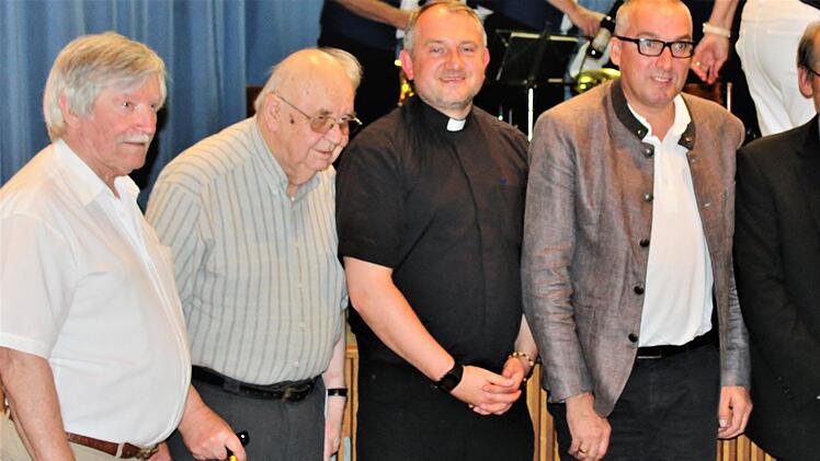Von links: Siegbert Holzheimer, Pfarrer Armin Ammersbach, Pfarrer Michael Kubatko, Bürgermeister Andreas Sandwall