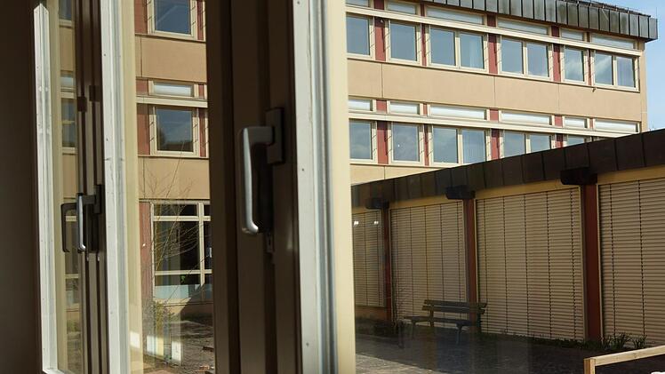 Das Hammelburger Gymnasium sollte umgebaut werden, mittlerweile ist ein Neubau beschlossen. Alle Gebäude zusammen hatten 2012 noch einen Restwert von 1,32 Millionen Euro.  Foto: Arkadius Guzy