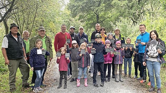 Zwischen Pressig und Neukenroth ist ein Baumlehrpfad entstanden. Die Naturstrolche des Obst- und Gartenbauvereins Pressig bastelten f&uuml;r jede Baumart Namensschilder. Im Bild von links, Initiator und Baumpflanzer Georg Pabstmann, die Mitinitiatoren, Rudolf Romig und G&uuml;nter Hanna, Andreas Schorn (Vorsitzender OGBV Pressig) und B&uuml;rgermeister Stefan Heinlein (2.v.r.)