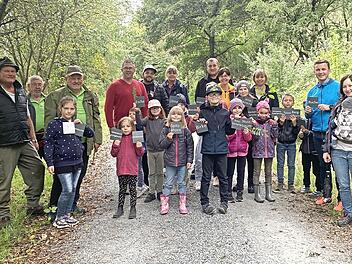 Zwischen Pressig und Neukenroth ist ein Baumlehrpfad entstanden. Die Naturstrolche des Obst- und Gartenbauvereins Pressig bastelten für jede Baumart Namensschilder. Im Bild von links, Initiator und Baumpflanzer Georg Pabstmann, die Mitinitiatoren, Rudolf Romig und Günter Hanna, Andreas Schorn (Vorsitzender OGBV Pressig) und Bürgermeister Stefan Heinlein (2.v.r.)