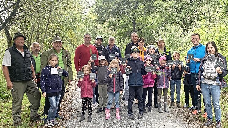 Zwischen Pressig und Neukenroth ist ein Baumlehrpfad entstanden. Die Naturstrolche des Obst- und Gartenbauvereins Pressig bastelten für jede Baumart Namensschilder. Im Bild von links, Initiator und Baumpflanzer Georg Pabstmann, die Mitinitiatoren, Rudolf Romig und Günter Hanna, Andreas Schorn (Vorsitzender OGBV Pressig) und Bürgermeister Stefan Heinlein (2.v.r.)