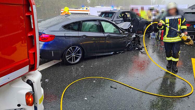 A6 bei Altdorf: Massen-Unfall mit acht Verletzten nach Unwetter - "zentimeterdicke Eisschichten"