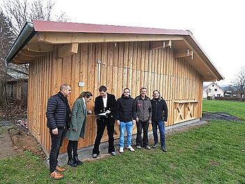 Über das Gemeinschaftsprojekt Grillhaus freuen sich (von links) Bürgermeister Alexander Wunderlich, ILE-Managerin Elena Büttner, Zimmerer Heiko Röder, Vorsitzender Ralf Lauterbach von der Feuerwehr Hegnabrunn, Zimmerermeister Fred Röder und CSU-Ge...