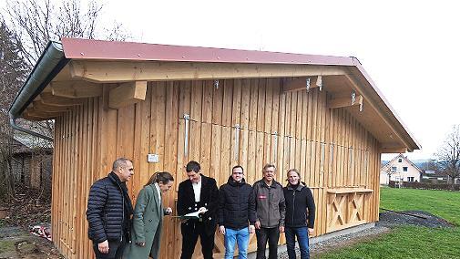 Über das Gemeinschaftsprojekt Grillhaus freuen sich (von links) Bürgermeister Alexander Wunderlich, ILE-Managerin Elena Büttner, Zimmerer Heiko Röder, Vorsitzender Ralf Lauterbach von der Feuerwehr Hegnabrunn, Zimmerermeister Fred Röder und CSU-Ge...