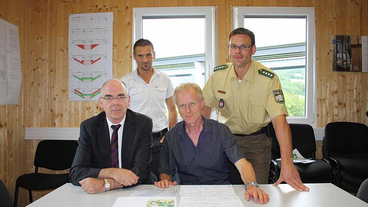 Sprengung und Wegekonzept sprechen (von links) Jens Ehmke und Hartmut Metz von der Autobahndirektion Nordbayern, Sachverständiger Rainer Melzer und Christian Pörtner von der Polizei durch.