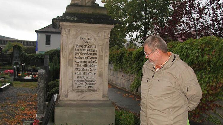 Stadtarchivar Hermann Wich führte durch den Friedhof bei der St. Nikolauskapelle - denn dort erzählen Grabsteine Geschichte.