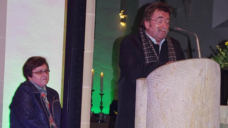 Josef Geiger war einer der Prominenten, die aus der Bibel vorlasen. Mit im BIld ist Organisatorin Mathilde Hutzl. Foto: Heike Schülein