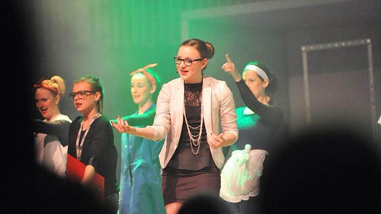 Große Show: Beim diesjährigen Musicalprojekt der Realschule Coburg II geht es nach New York. Für die Abschlussvorstellung am morgigen Sonntag gibt es noch Restkarten an der Abendkasse. Foto: Hagen Lehmann