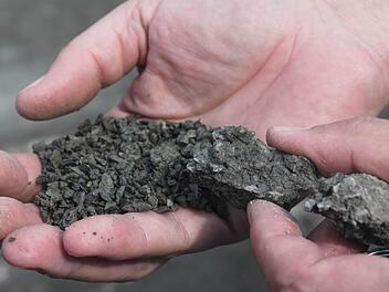 Durch fein zermahlene Teile hat sich der Split (links) unter dem Pflaster teilweise zu Klumpen (rechts) verdichtet. Darauf bewegen sich die Pflastersteine, wie ein Stein auf dem anderen und verschlechtern so den Zustand der Fahrbahn.  Fotos: Marco Meißner