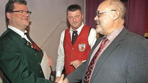Seit 40 Jahren frönt Andreas Kiesel (links) dem Hobby Blasmusik und führt seit über 20 Jahren die Vereinskasse. Ihm gratulieren Vorsitzender Stefan Hildner (Mitte) und Bürgermeister Franz Kuhn.  Foto: Stefan Geiger