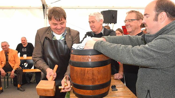 Bürgermeister Hermann Niediek geht beim Bieranstich auf Nummer Sicherheit. Neben ihm 3. Bürgermeister Reinhold Klein, 2. Bürgermeister und Marktleiter Günther Stottele sowie Zeltwirt Hubertus Müller. Foto: Gerhard Schmidt