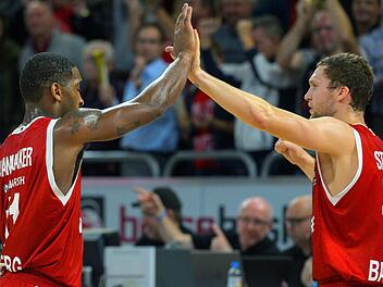 Das Bamberger Aufbauduo Brad Wanamaker (links) und Janis Strelnieks führten die Bamberger zum Sieg in Sassari. Während der Amerikaner mit 18 Punkten, 8 Assists und 4 Rebounds überzeugte, kam der Lette auf 8 Zähler und 7 Vorlagen für seine Mitspieler.  Foto: Nicolas Armer/dpa-Archiv