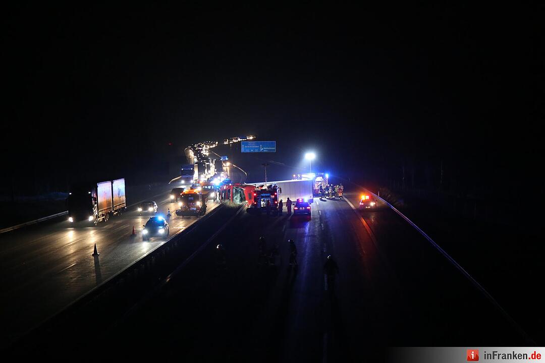 Kreis Bayreuth: Lkw kracht auf A9 in Mittelschutzplanke und kippt um – Fahrer verletzt