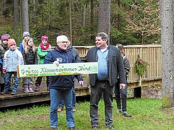 Michael Hofmann aus Ibind überreichte an den Bürgermeister Hermann Niediek das Namensschild.Klemens Albert