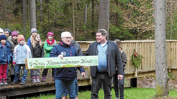 Michael Hofmann aus Ibind überreichte an den Bürgermeister Hermann Niediek das Namensschild.Klemens Albert