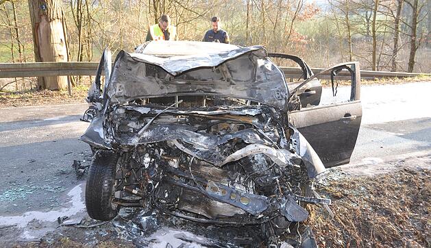 Unterfranken: Helfer rettet Mann aus brennenden Auto