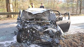 Unterfranken: Helfer rettet Mann aus brennenden Auto Unterfranken: Helfer rettet Mann aus brennenden Auto