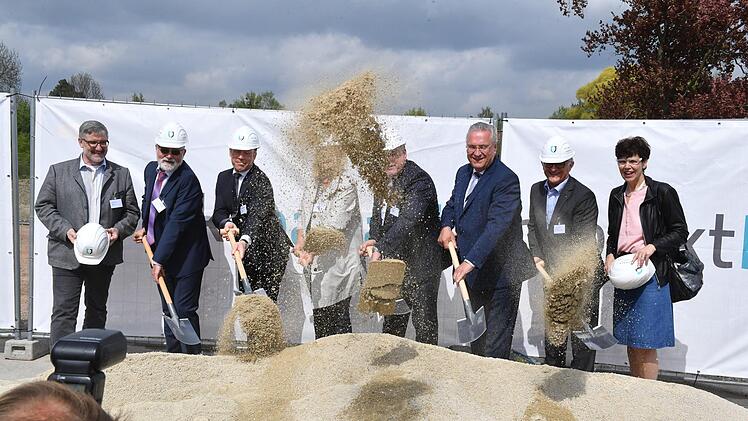 Landrat Michael Busch, Harald Neubarth und Thomas Siebenhaar (beide Projekt Bauart), Bürgermeisterin Birgit Weber, OB Norbert Tessmer, Innenminister Joachim Hermann, Rainer Dippold (Niersberger) und Landtagsabgeordnete Susann Biedefeld (von links) setzten symbolisch die Arbeiten in Gang.Ronald Rinklef