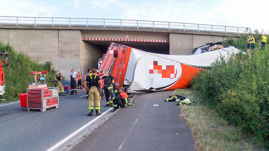 Bei Würzburg: Spektakulärer Sturz auf der A3 – Sattelzug fällt  von Autobahnbrücke auf Staatsstraße