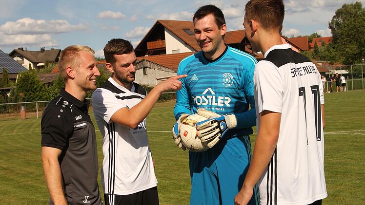 Trainer Jonas Cron, Kapitän Philipp Zellmann, Keeper Marco Auer und Niklas Thomas (von links) besprechen die Taktik auf dem Rasen ...