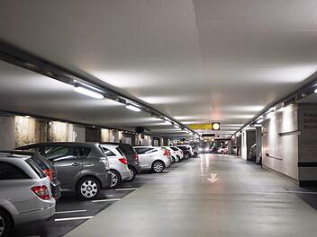 In Schweinfurt kam es in einem Parkhaus zu einer Unfallflucht. Die Ermittler stehen jedoch vor einer H&uuml;rde: Die Verursacherin ist bekannt, nicht jedoch das Opfer. Symbolbild: Pixabay-User: Hans/pixabay.com