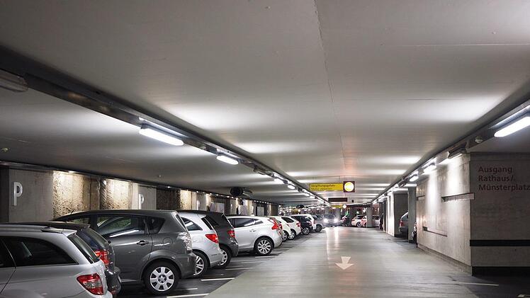 In Schweinfurt kam es in einem Parkhaus zu einer Unfallflucht. Die Ermittler stehen jedoch vor einer H&uuml;rde: Die Verursacherin ist bekannt, nicht jedoch das Opfer. Symbolbild: Pixabay-User: Hans/pixabay.com