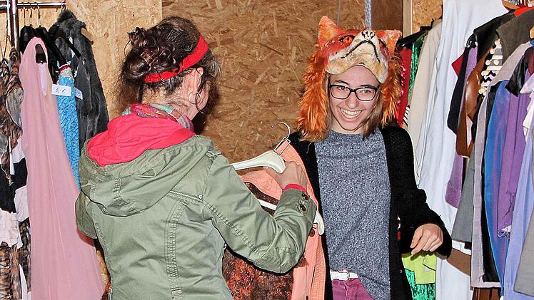 Anprobe mit viel Spaß. Foto: Dieter Britz